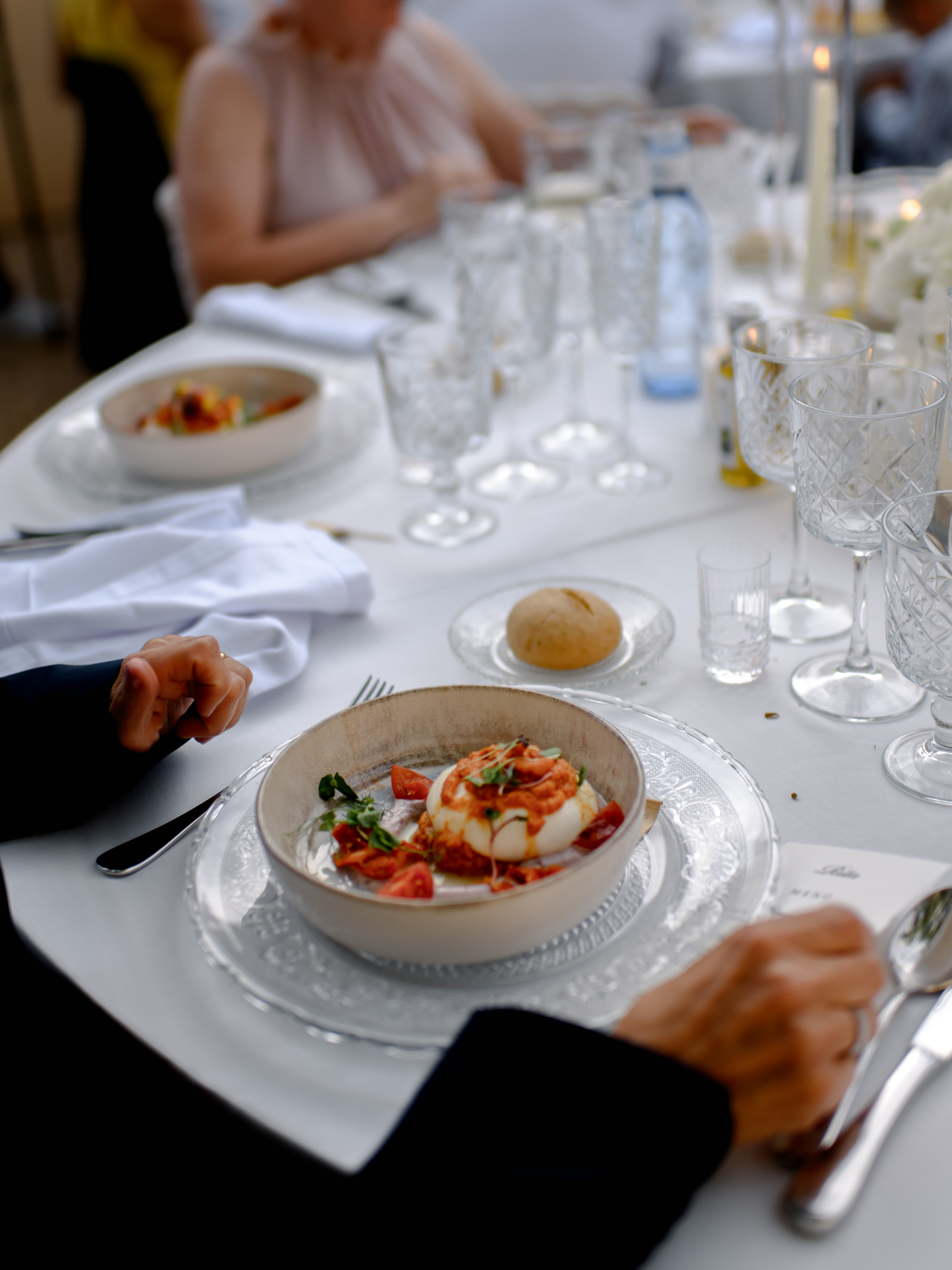 Romantisches Dinner unter Lichterketten bei der Hochzeit auf Mallorca